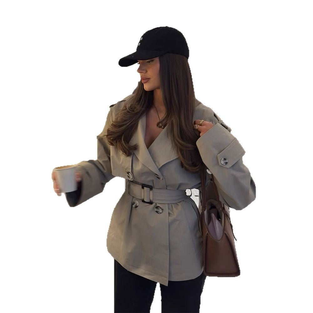 Dame trenchcoat med elegante detaljer og taljeret pasform Stilla