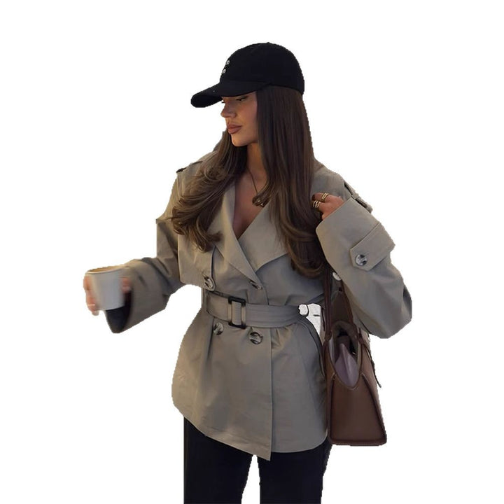 Dame trenchcoat med elegante detaljer og taljeret pasform Stilla