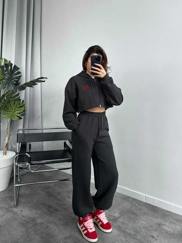 Kvinders sporty crop hoodie med løs pasform og komfortable joggers Skovae