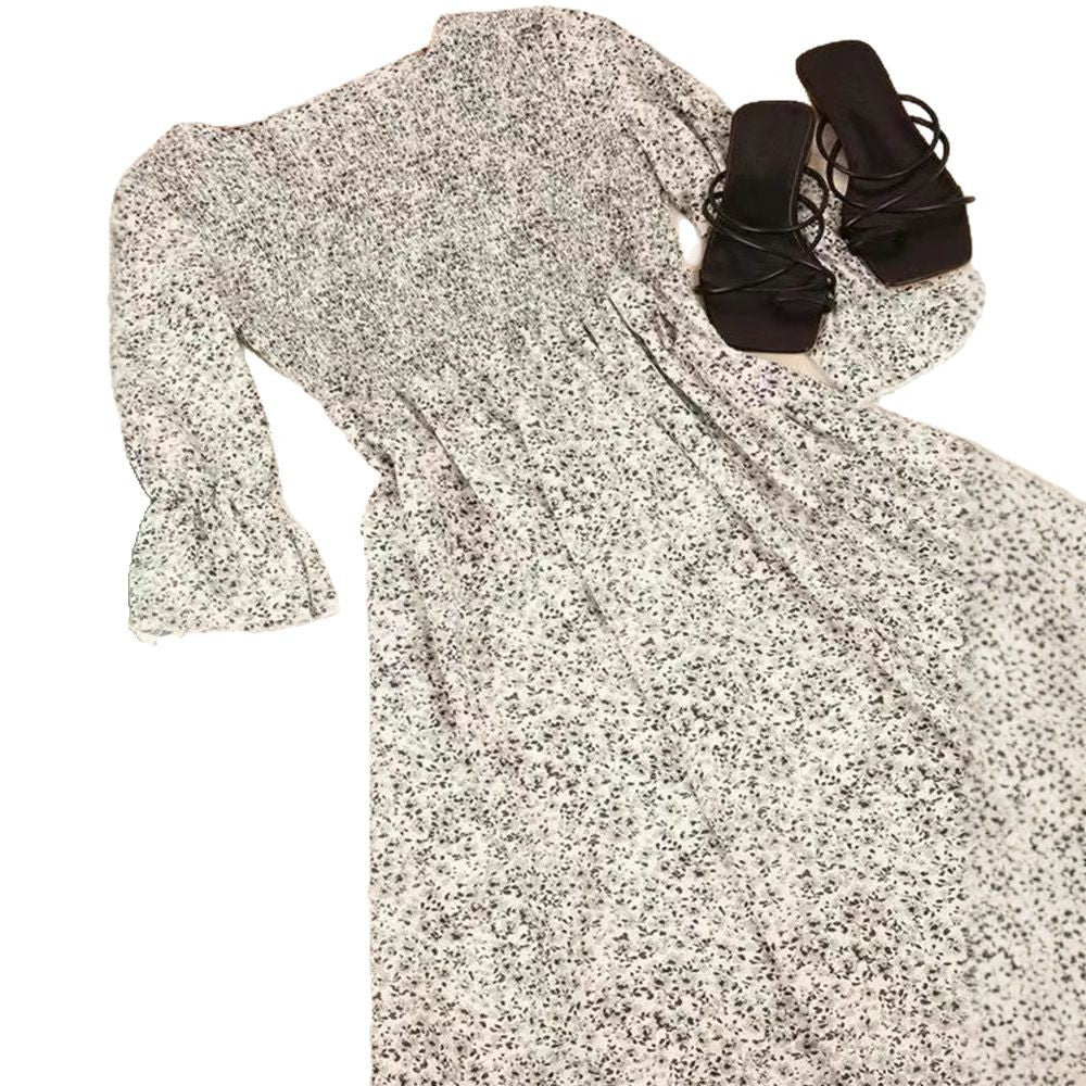 Damer nan lockerfaldende Babydoll-midikjole med rynket underbust, overlappende trekvartærmer og fint blomsterprint Skovae