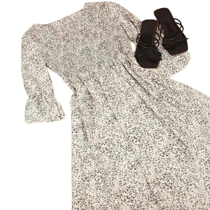 Damer nan lockerfaldende Babydoll-midikjole med rynket underbust, overlappende trekvartærmer og fint blomsterprint Skovae