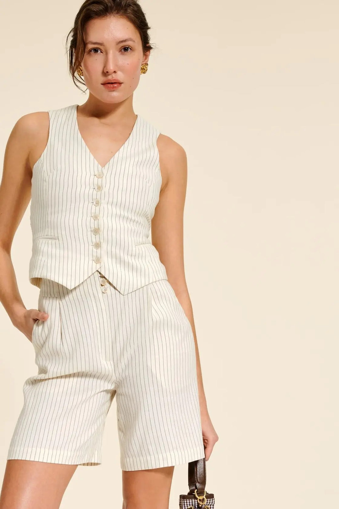 Dame høj talje shorts med fine nålestriber og elegant knaplukning Stilla