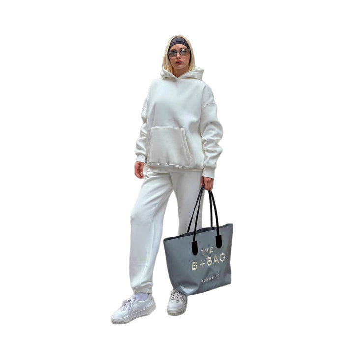 Kvindernes oversized hættetrøje og brede joggingbukser i afslappet look Skovae