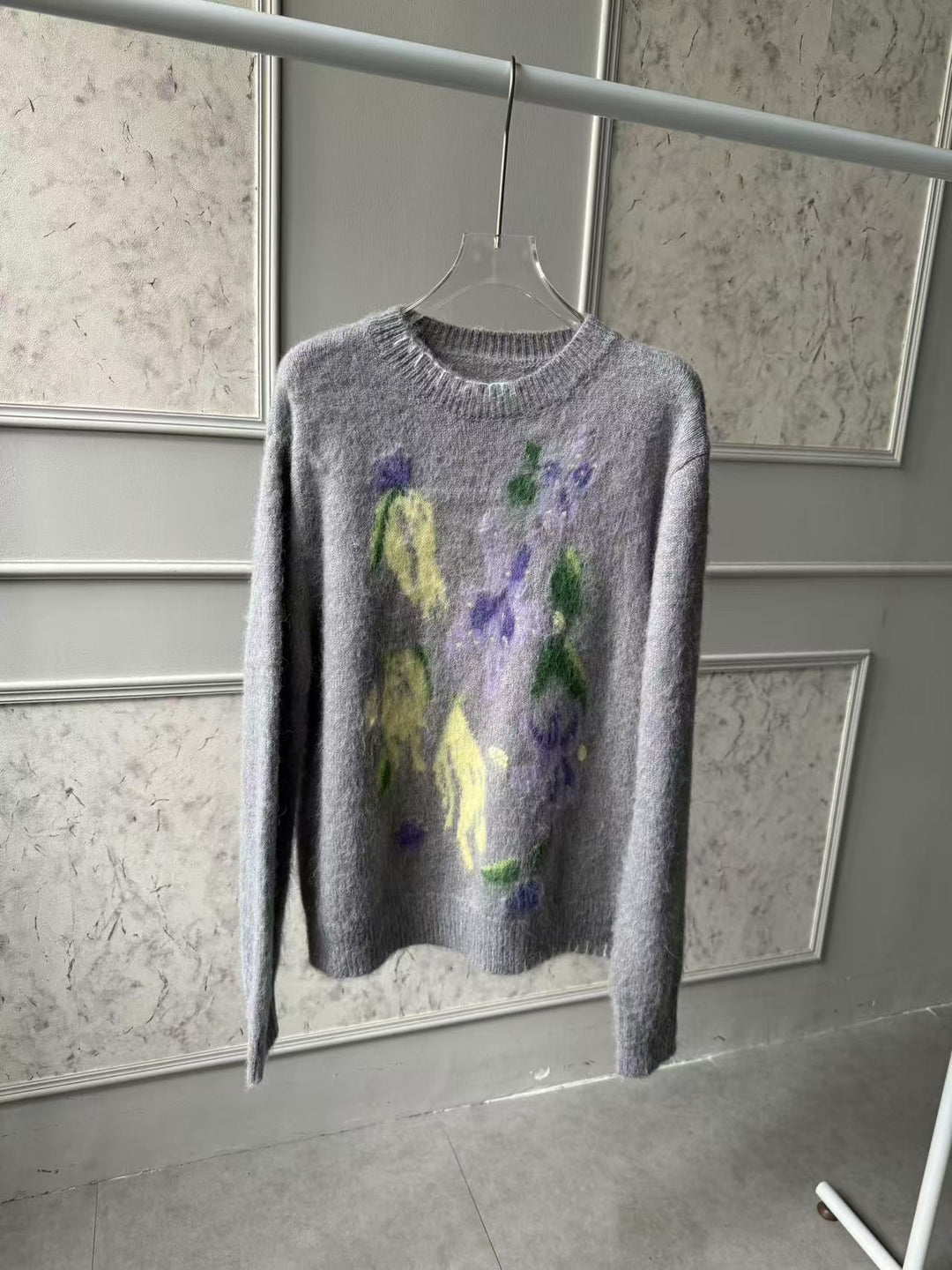 Dame strikpullover med blomsterdesign og blød tekstur Stilla