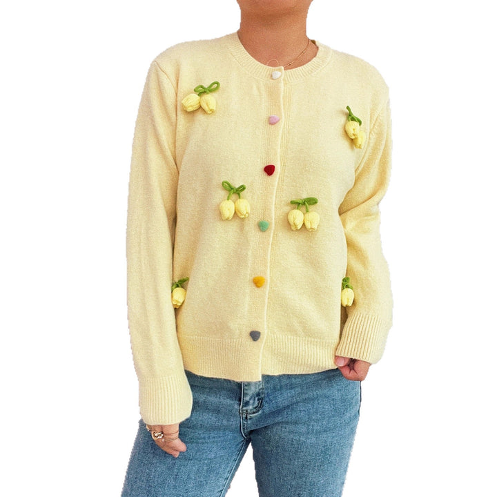 Kvinders cardigan med blomsterdesign og farverige knapdetaljer Stilla