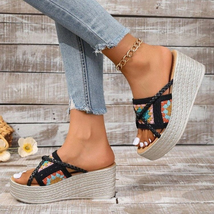Dame platform-sandaler i moderne etno-design med flettede detaljer Stilla