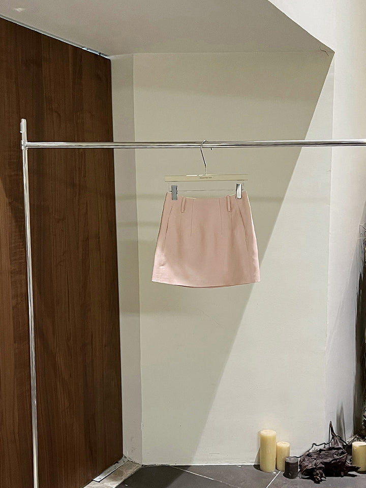 Dame elegant kort nederdel lavet af glat satin med høj talje og minimalistisk silhuet Stilla