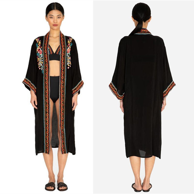 Dame elegant strandkimono med farverige broderier og løs silhuet Stilla