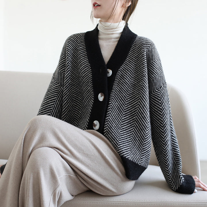 Dame mode cardigan med chevron mønster og elegante knapper Stilla