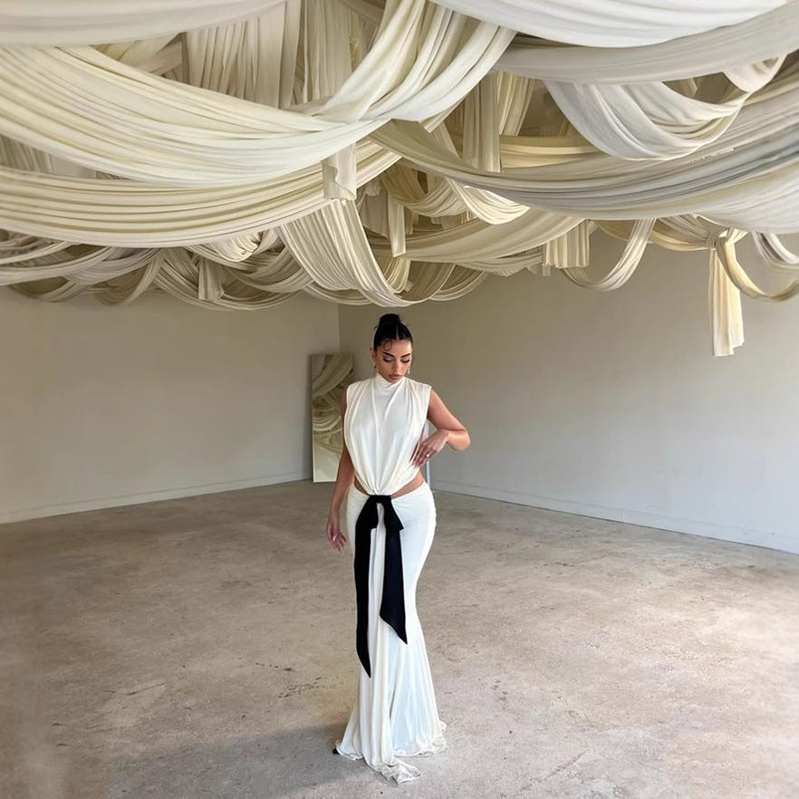 Dame maxikjole med elegant draperingsdetalje og kontrasterende taljebælte Stilla