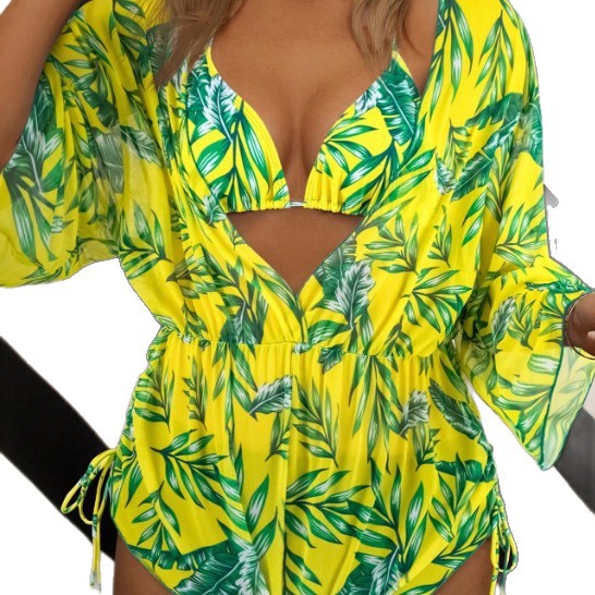 Dame swimsuit with elegant V-neckline and playful palm print Skovae