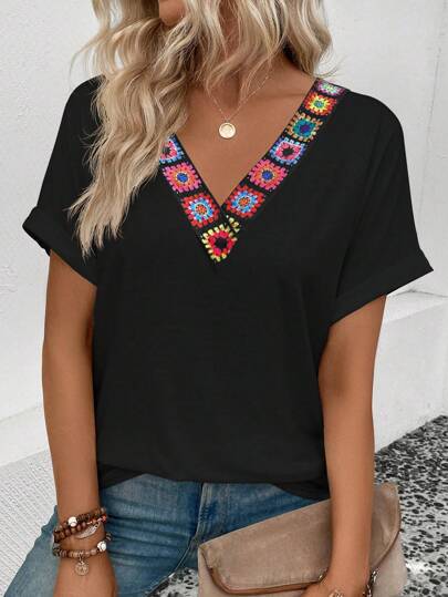 Dame V-hals T-shirt med farverigt broderimønster Stilla