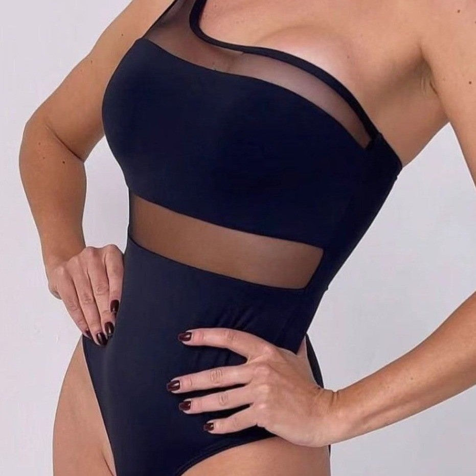 Dame one-piece badedragt med asymmetrisk snit og transparente accenter Skovae