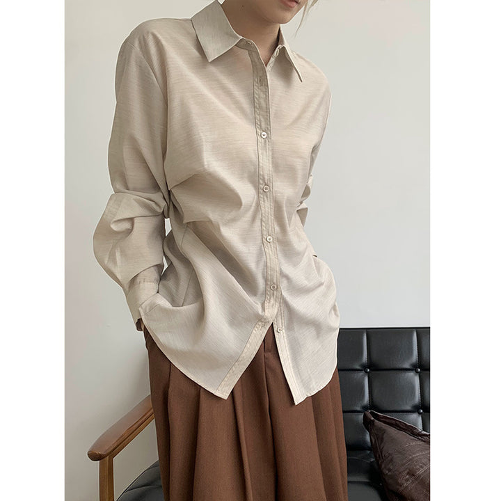 Dame langærmet bluse med innovativ rynkning og elegante knapdetaljer Stilla