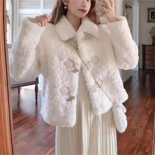 Dames elegant faux fur jakke med stilfuld krave og dekorative knapdetaljer Stilla