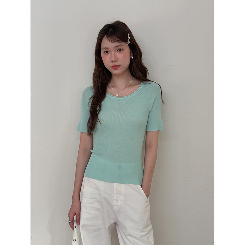 Dame figurtilpasset kortærmet top med fin ribstruktur og balanceret udskæring Stilla