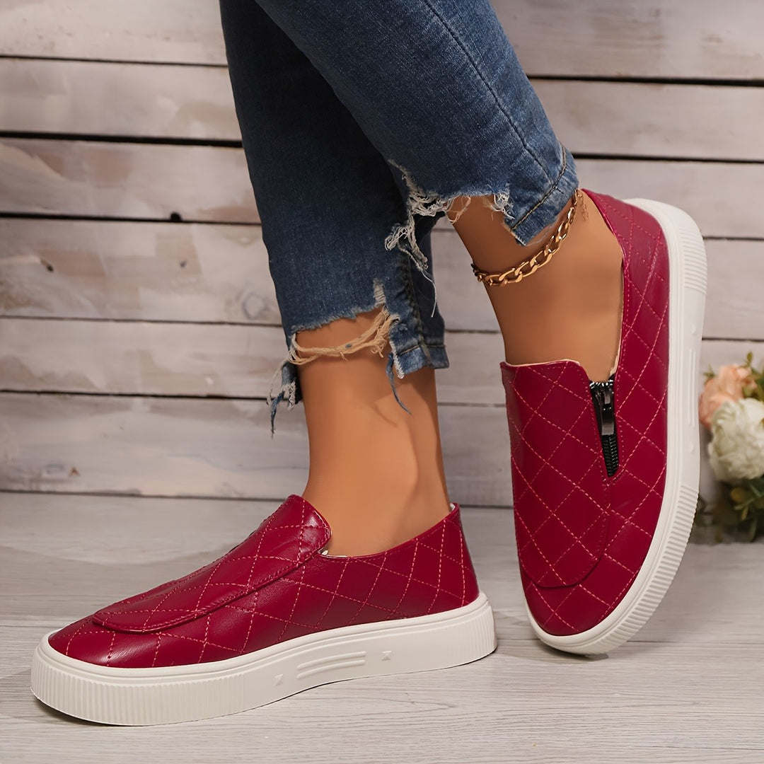 Dame Slip-On Sneakers med trendy quiltedesign og praktisk lynlåsåbning Stilla
