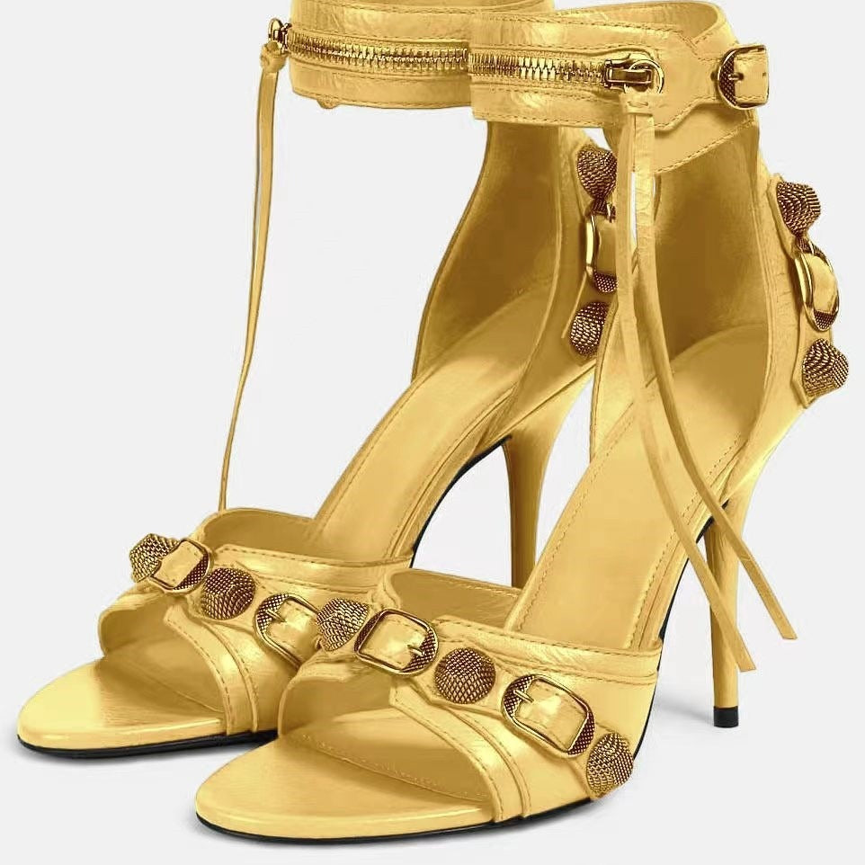 Femme High-Profile Stiletto Sandaler med dekorativ ankelrem og metalliske accenter Stilla