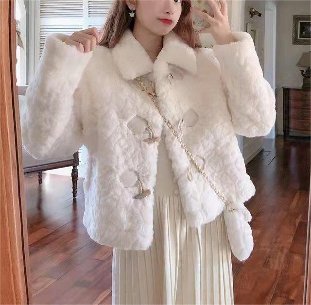 Dames elegant faux fur jakke med stilfuld krave og dekorative knapdetaljer Stilla