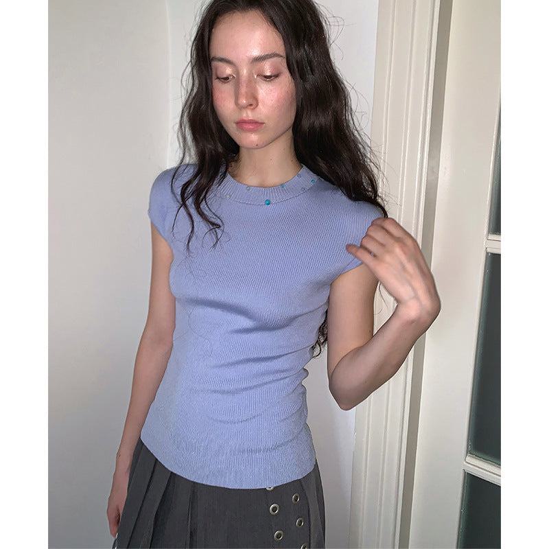 Dame kort top med farverig perledekor og ribbet design Stilla