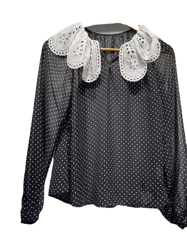 Damebluse med dekorativt spidskrave og polka-prikker Stilla