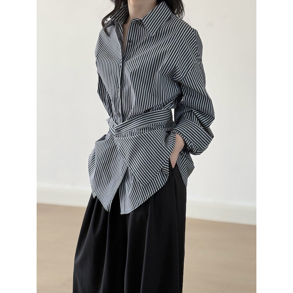 Damebluse med moderne omslagsdesign og elegante pufærmer Stilla