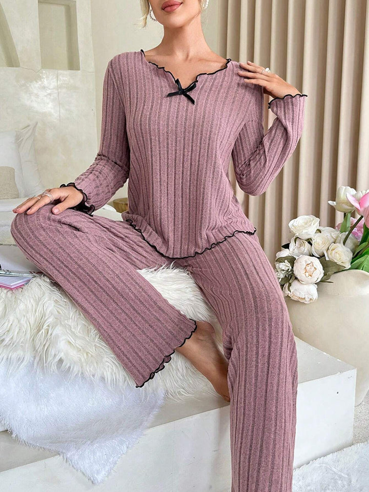 Dame hyggeligt pyjamas-sæt med forholdsmæssige ruffle-detaljer og fin struktur Stilla