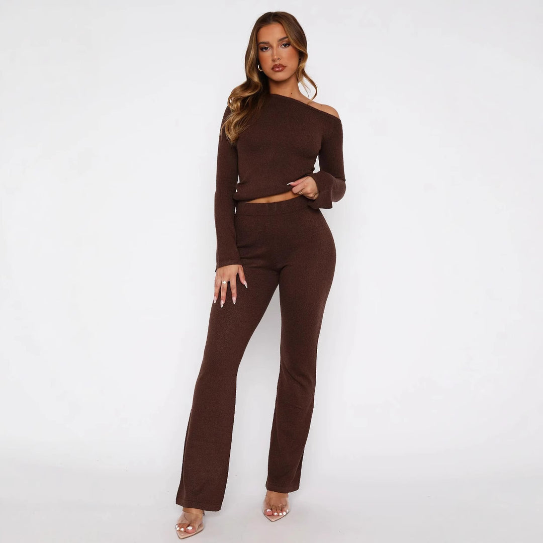 Dame stilfuld strik ensemble med asymmetrisk top og bred ben