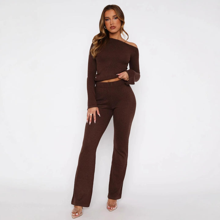 Dame stilfuld strik ensemble med asymmetrisk top og bred ben