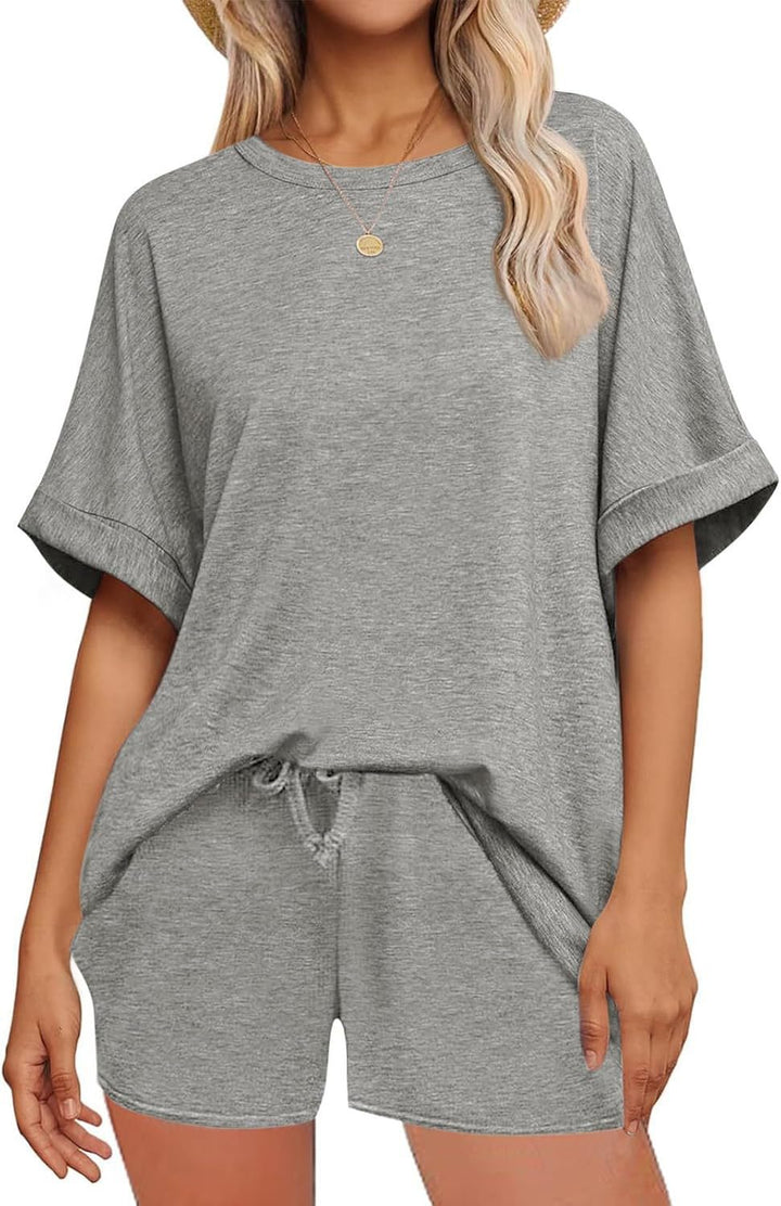 Dame afslappet fritids-sæt med oversized T-shirt og shorts Skovae