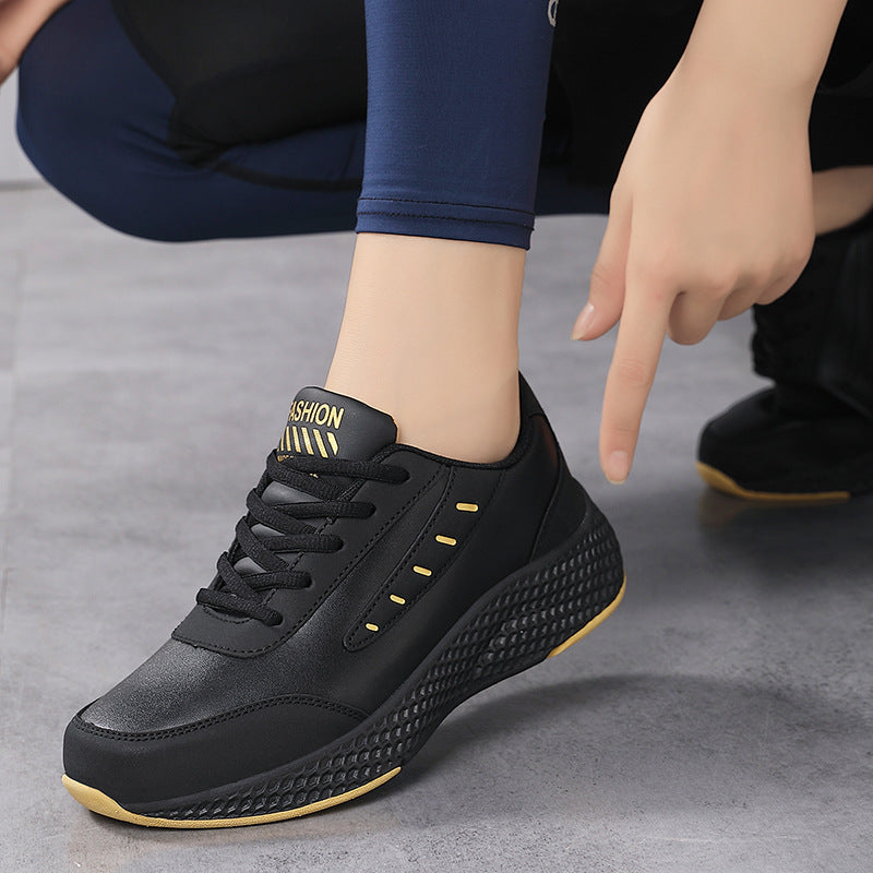 Dame nan elegante Plateau-Sneaker lavet af kunstlæder med bikage-struktureret dämpningssål og ergonomisk komfortfodbed Skovae