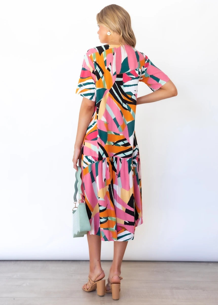 Femme Plisseret Midi Kjole med Farverig Geometrisk Print Stilla