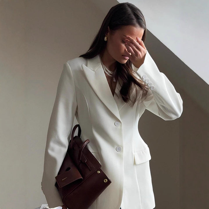 Dame Elegant Blazer med tætsiddende snit og moderne detaljer Stilla