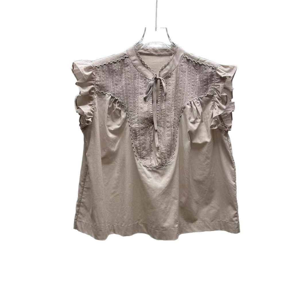 Damebluse med ruffle-detaljer lavet af blødt bomuldsblandingsmateriale og elegant V-udskæring Stilla