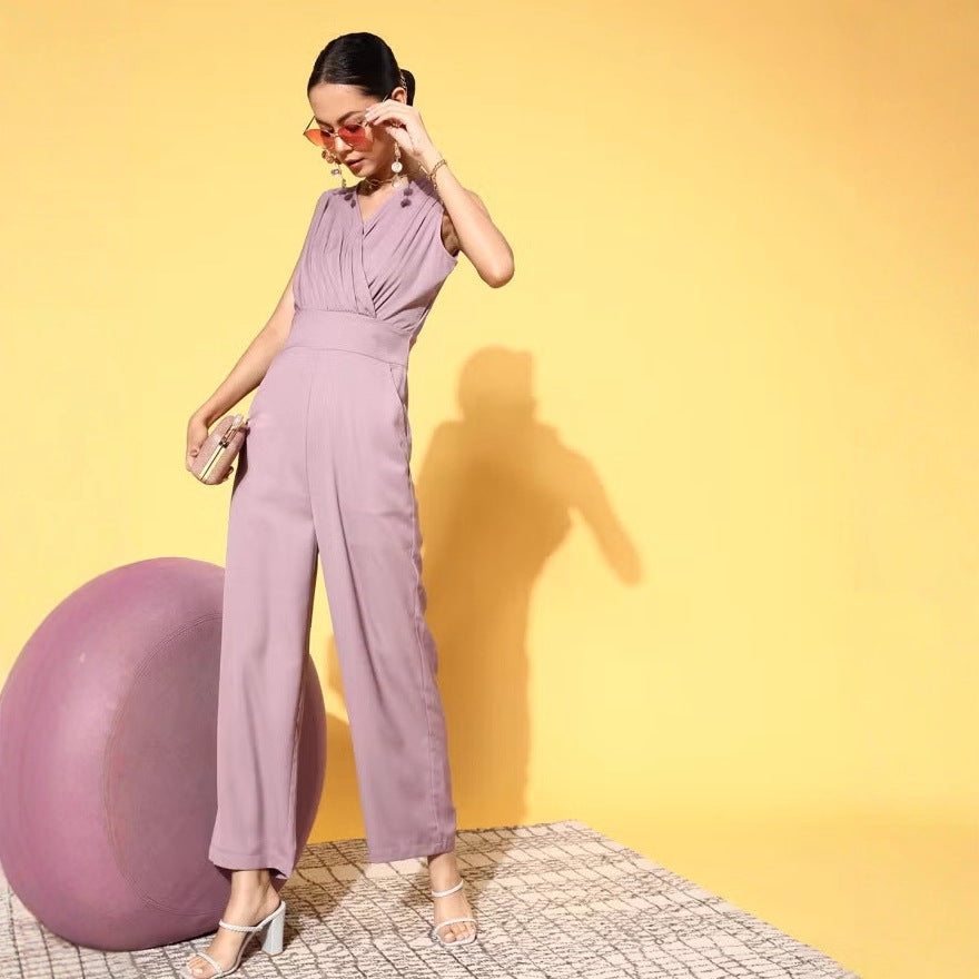 Dame jumpsuit med elegant V-halsudskæring fra Skovae