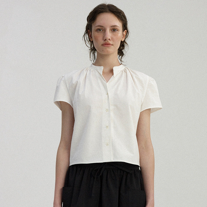 Dame kortærmet bluse med elegant stående krave og moderne plisseringer Stilla