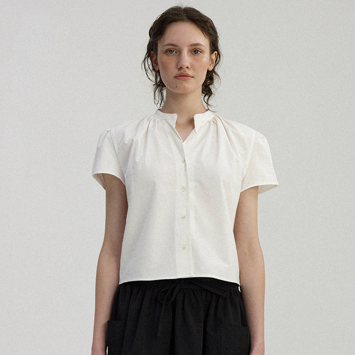 Dame kortærmet bluse med elegant stående krave og moderne plisseringer Stilla