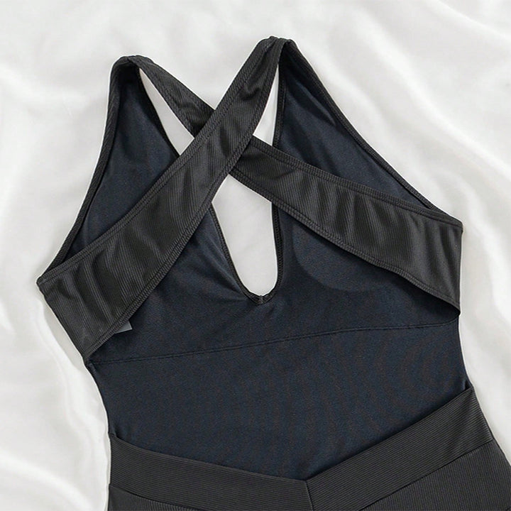 Dame højt skåret badeshorts med dyb V-udskæring og fint ribdesign Skovae