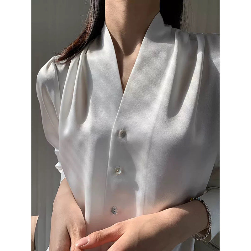 Dame elegant silke bluse med V-hals og fine knapdetaljer Stilla