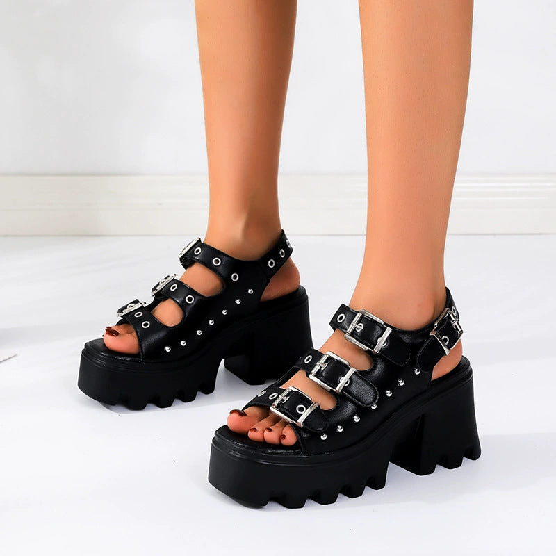 Dame Plateau Sandaler med justerbare Remme og elegante Nitter Stilla