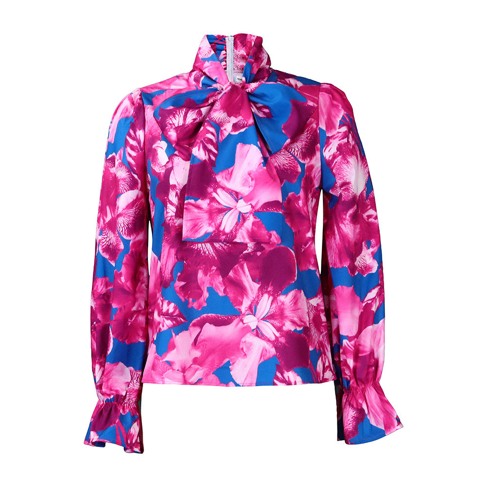 Damebluse med elegant sløjfekrage og blomsterdesigns Stilla