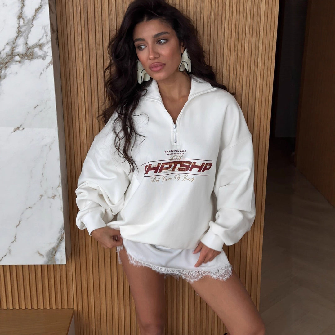 Kvinders afslappede hoodie med halvv zipper og stiliseret print Stilla