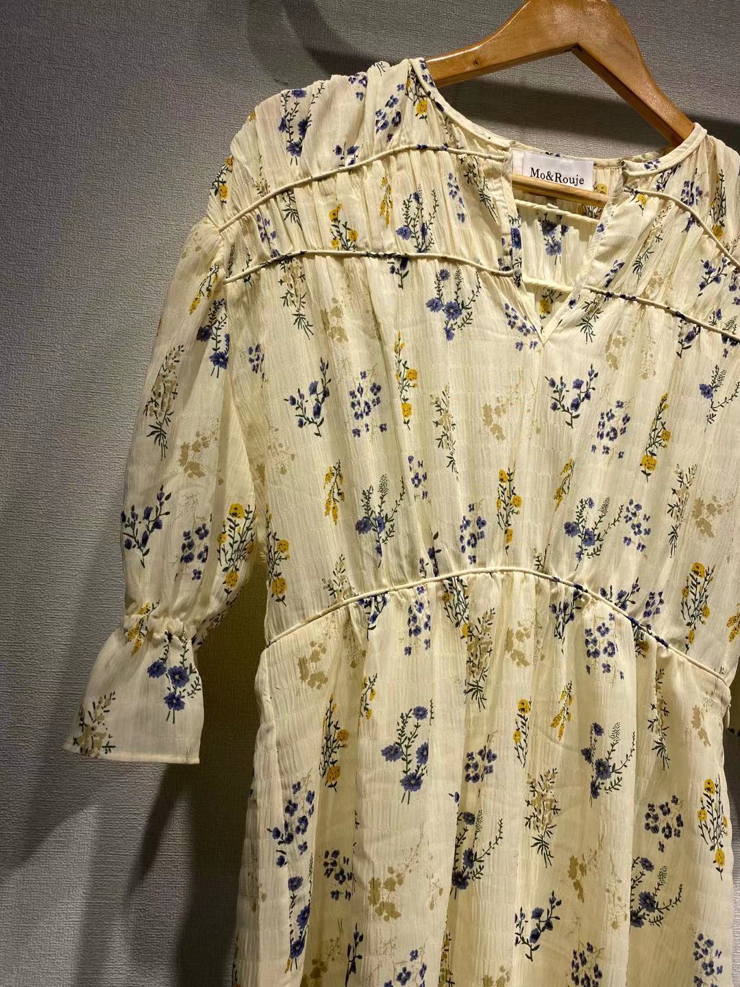 Dame luftig bluse med florale accenter og flæse detaljer Stilla