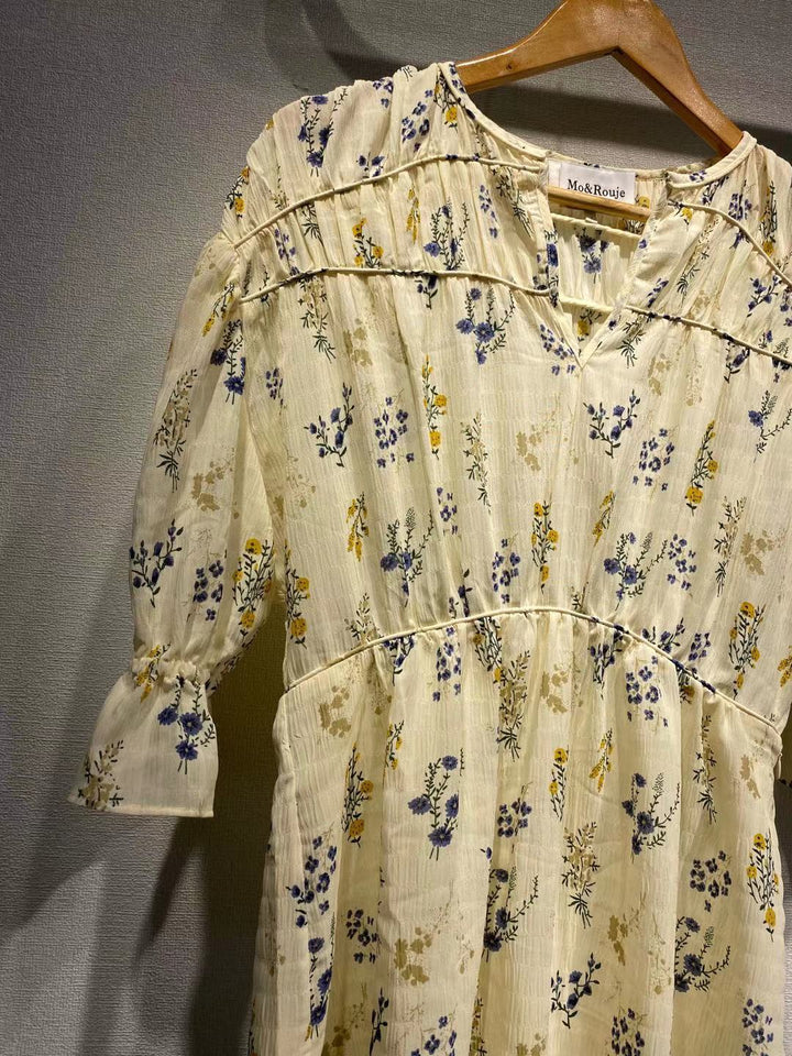 Dame luftig bluse med florale accenter og flæse detaljer Stilla