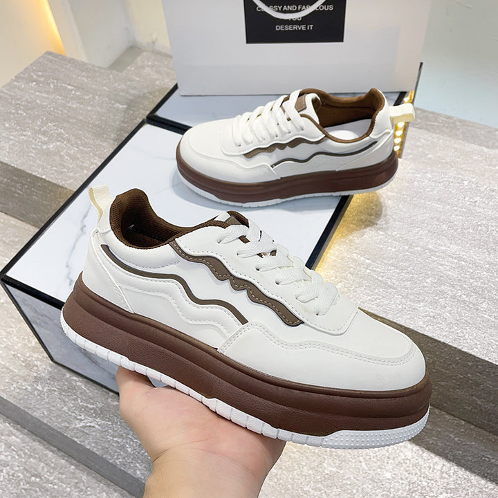 Dame Plateau-Sneakers i moderne design med stitched overfladestruktur og støddæmpende sål Stilla