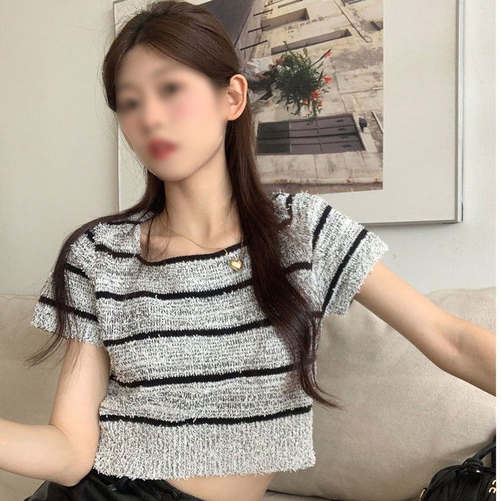 Kvinders cropped top med moderigtig stribet mønster og afslappet snit