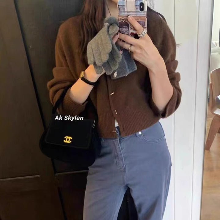 Kvinders cardigan med dyb V-hals og elegante knapper Stilla