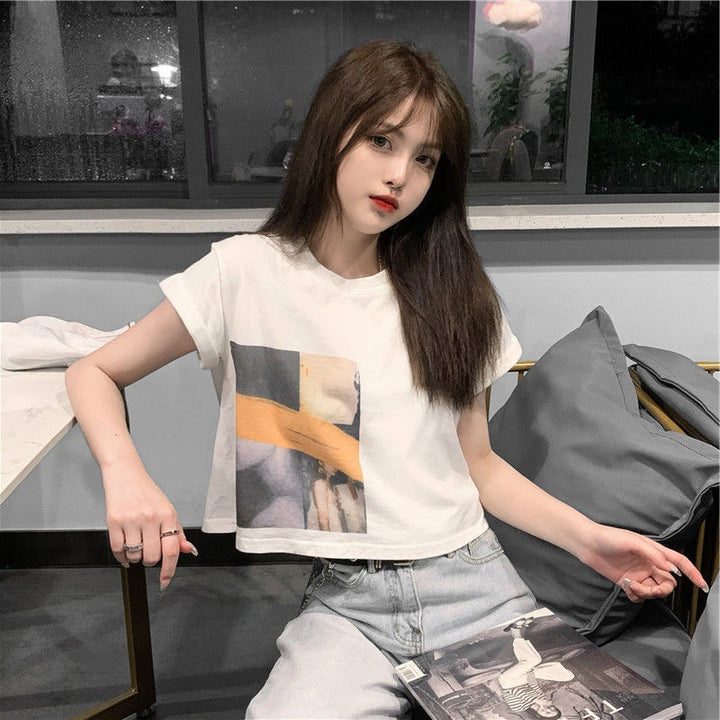 Kvinders Crop T-Shirt med Kreativ Grafisk Print Skovae