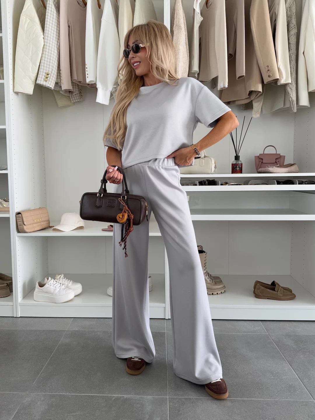 Kvinders loungedragt lavet af cropped top og bredskårne bukser