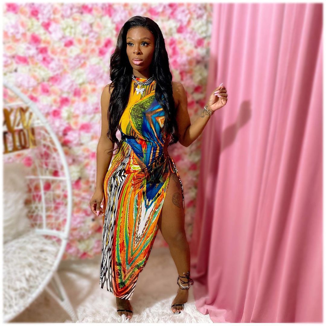 Dame Maxi-kjole med moderne asymmetrisk snit og farverigt print Stilla